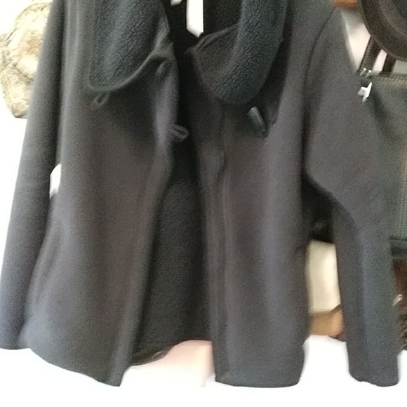 Columbia fleece semi-fitted jacket. Size small to medium. - Picture 3 of 9